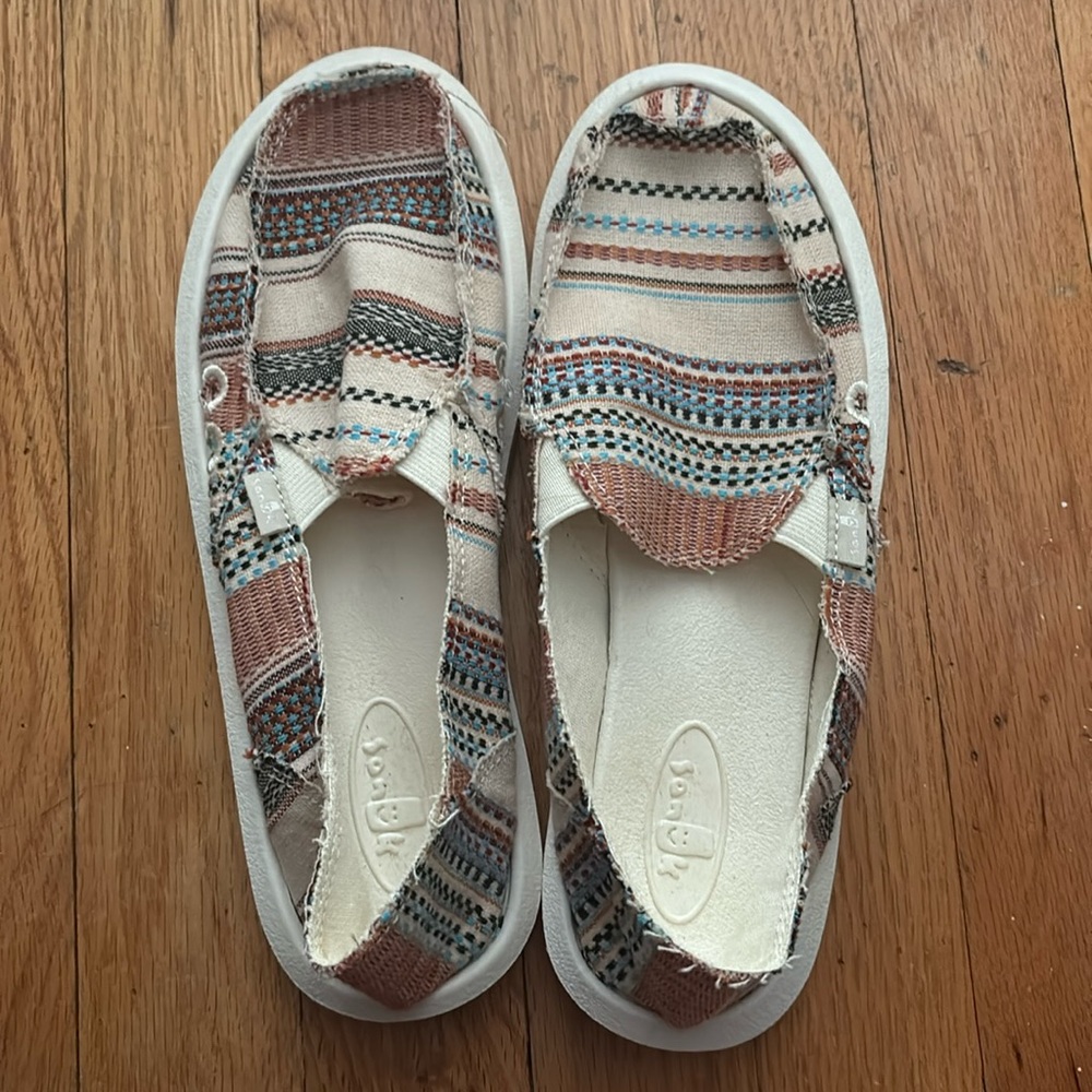 Sanuk size 6 slide on shoes